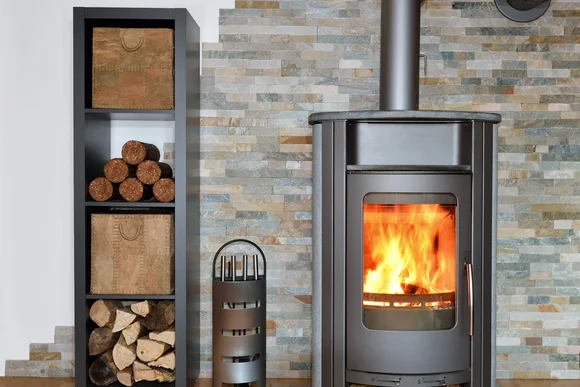 Ein Kamin mit Feuer und Brennholz